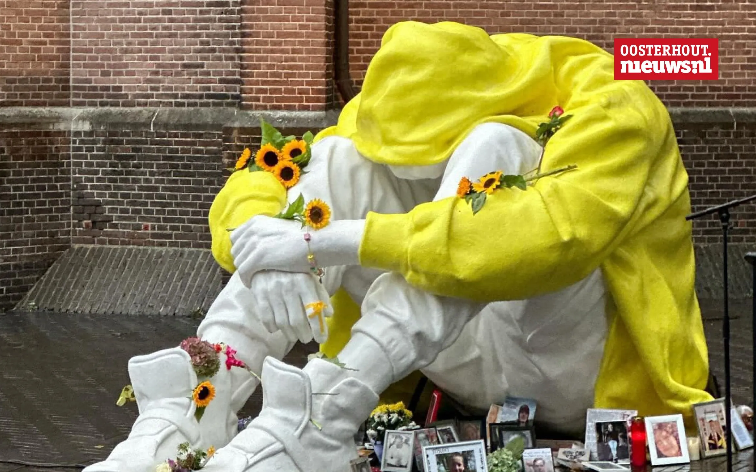 Tijdelijk kunstwerk Stille Strijd van kunstenaar Sazza op de Markt