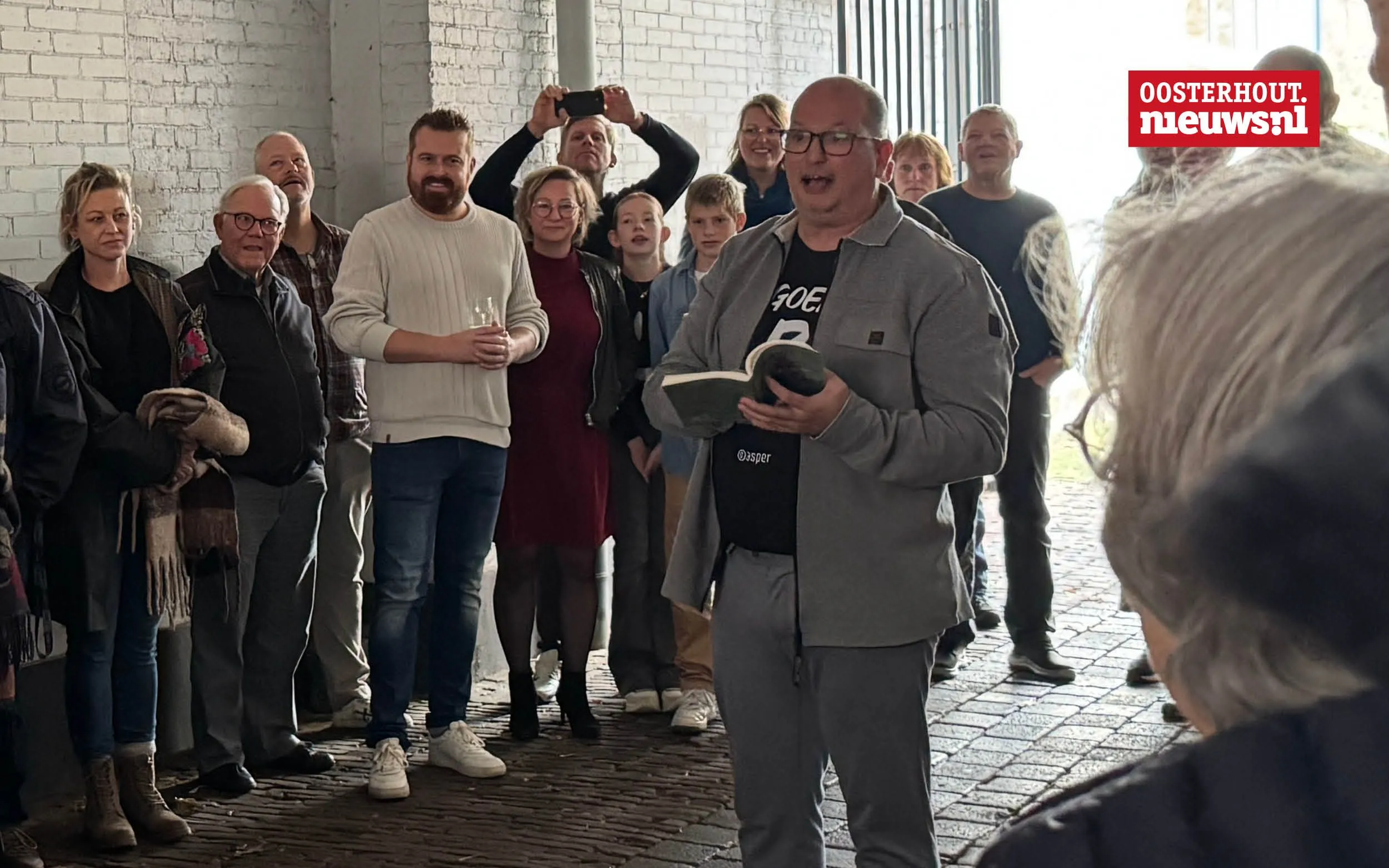 Eerste exemplaar nieuwe boek Plan B is voor Oernar BOMBAST