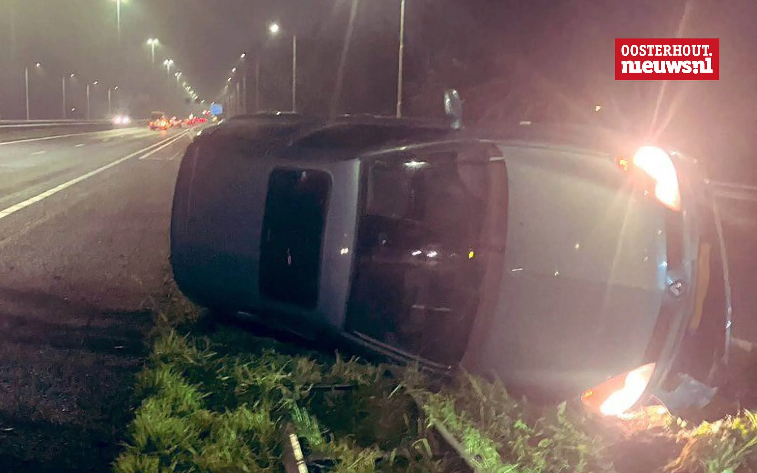 Auto vliegt uit de bocht op zijn kant op A27 bij Oosterhout