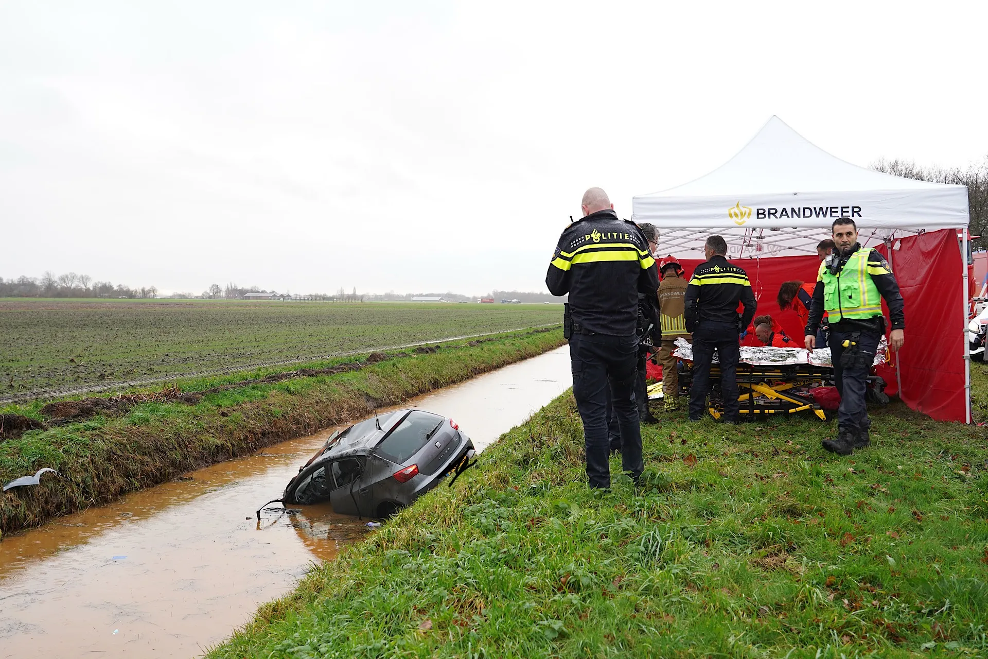 Auto belandt in water, bestuurder gereanimeerd