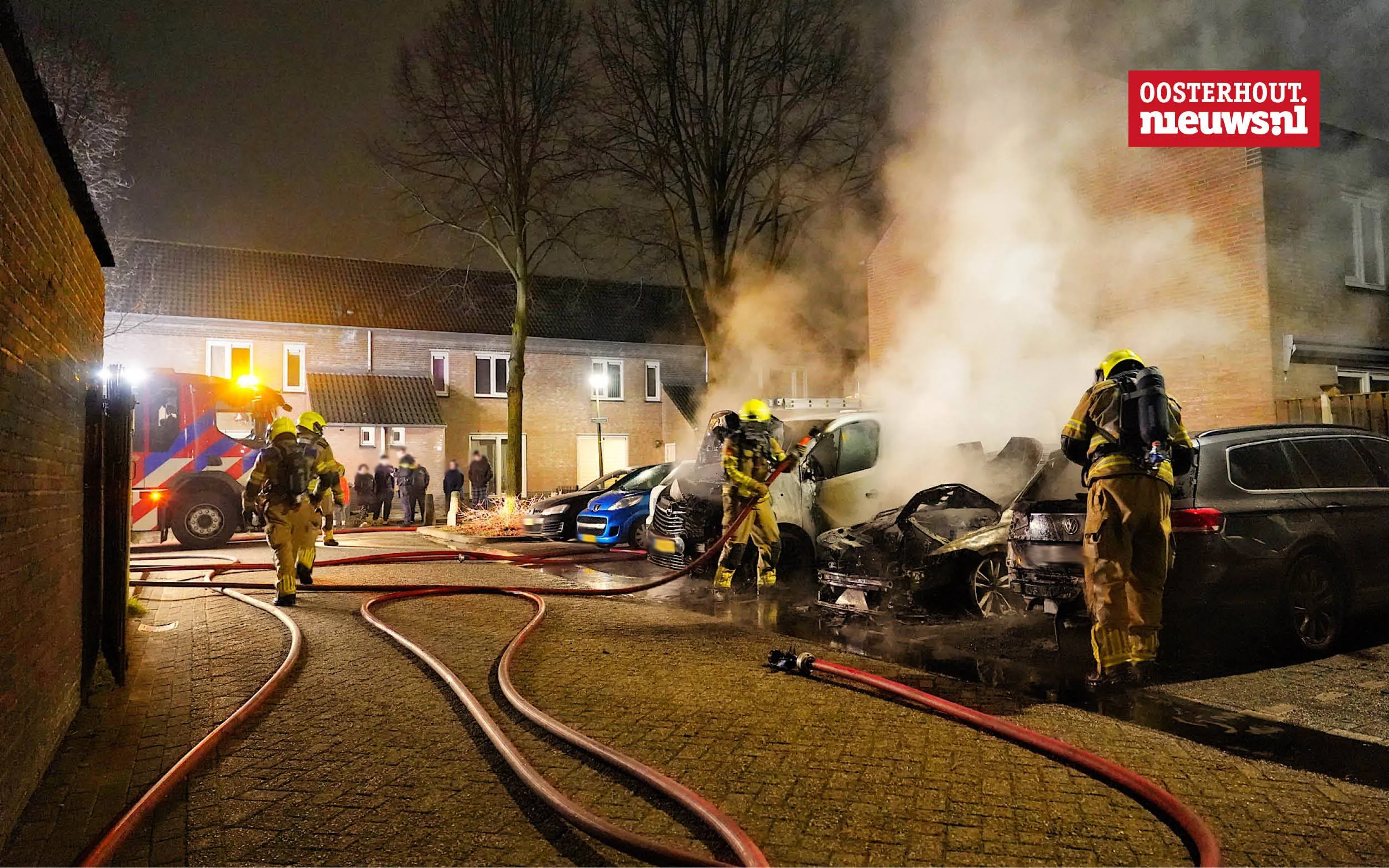 Twee auto’s en bestelbus door brand verwoest aan de Pettelaar