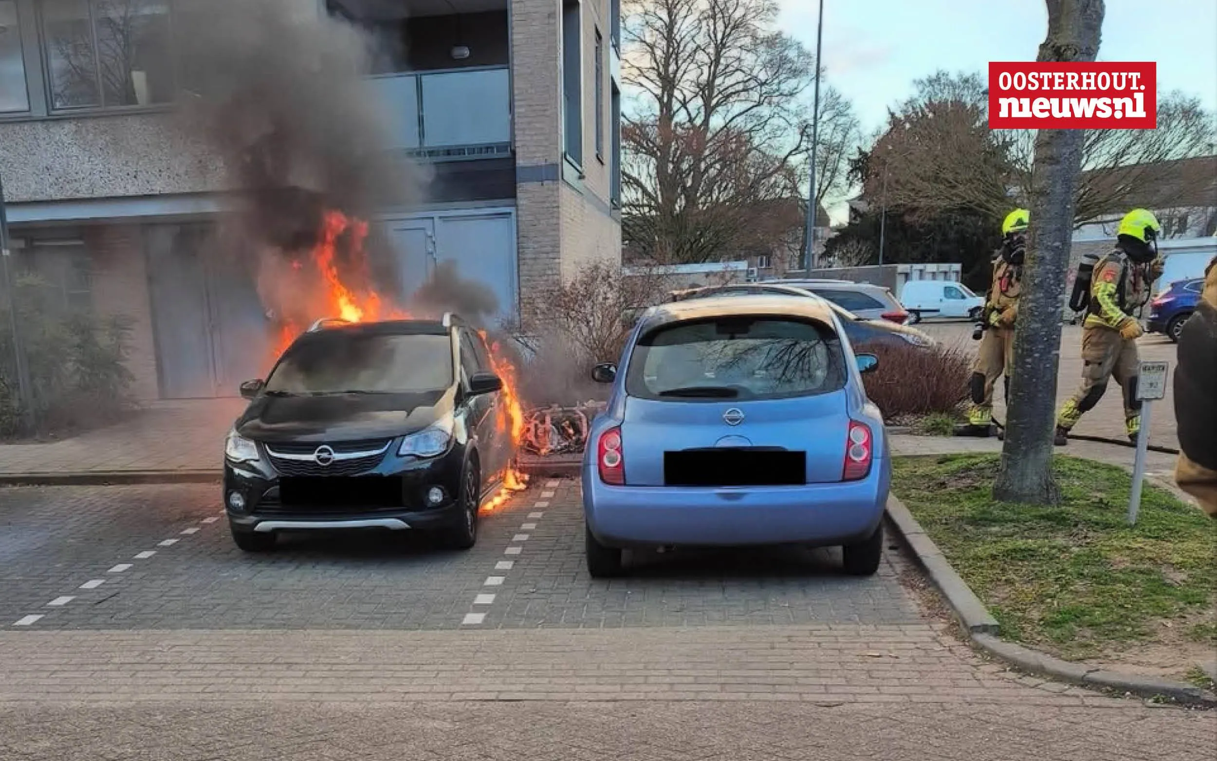 Scooterbrand slaat over op geparkeerde auto Kloosterstraat