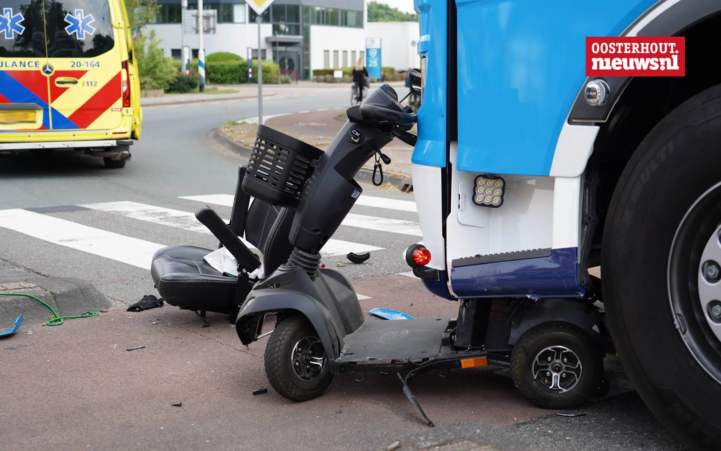 Vrouw in scootmobiel gewond na aanrijding door vrachtwagen op rotonde Tilburgseweg