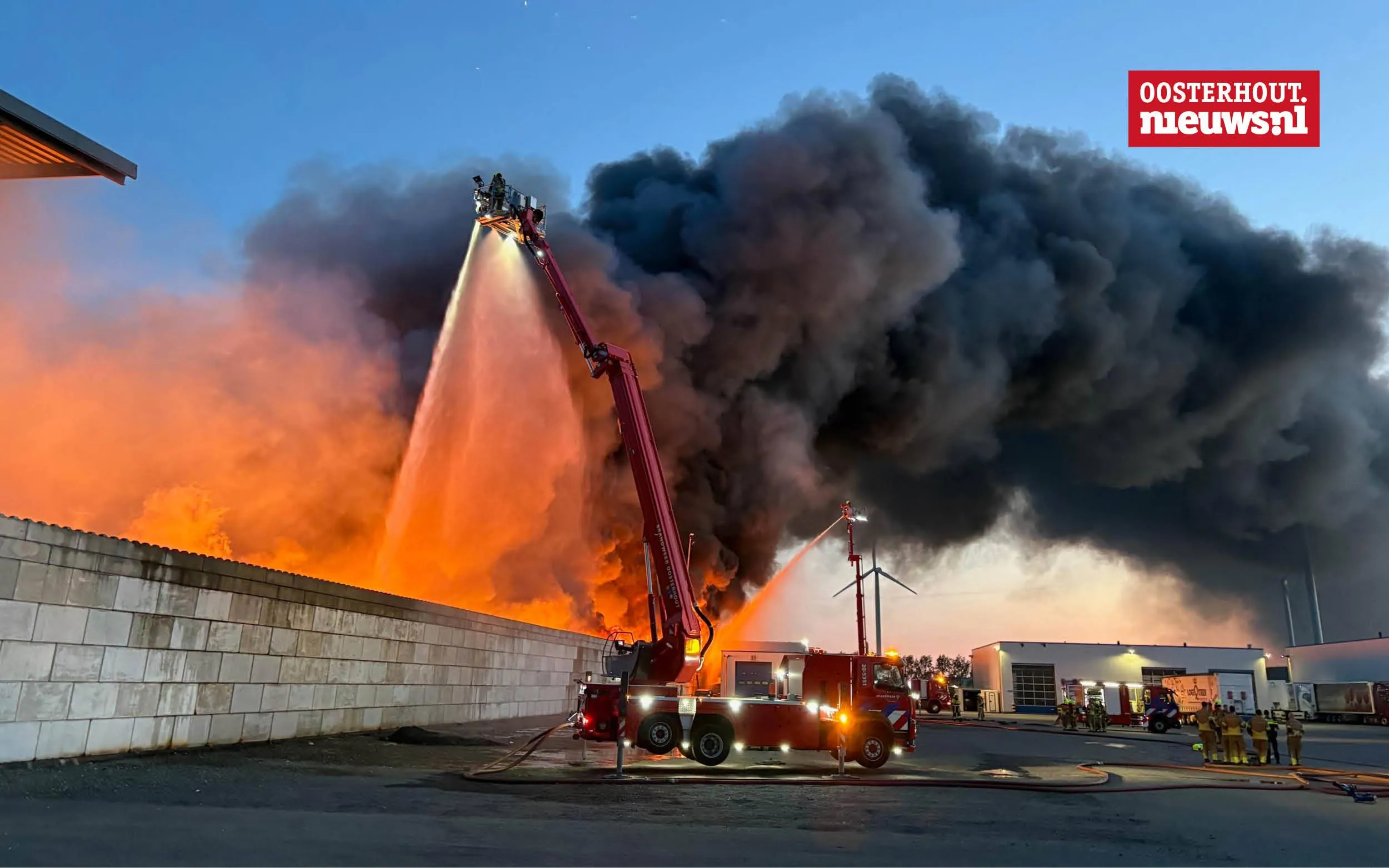 Zeer grote brand bij Van Puijfelik Recycling op industrieterrein Weststad