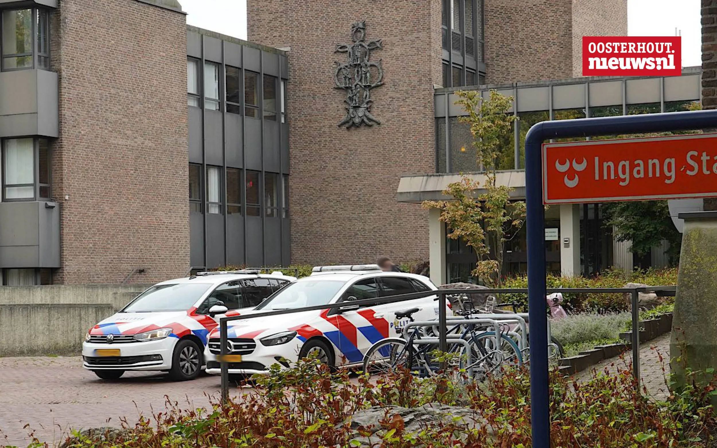 Politie met kogelwerende vesten aanwezig bij gemeentehuis