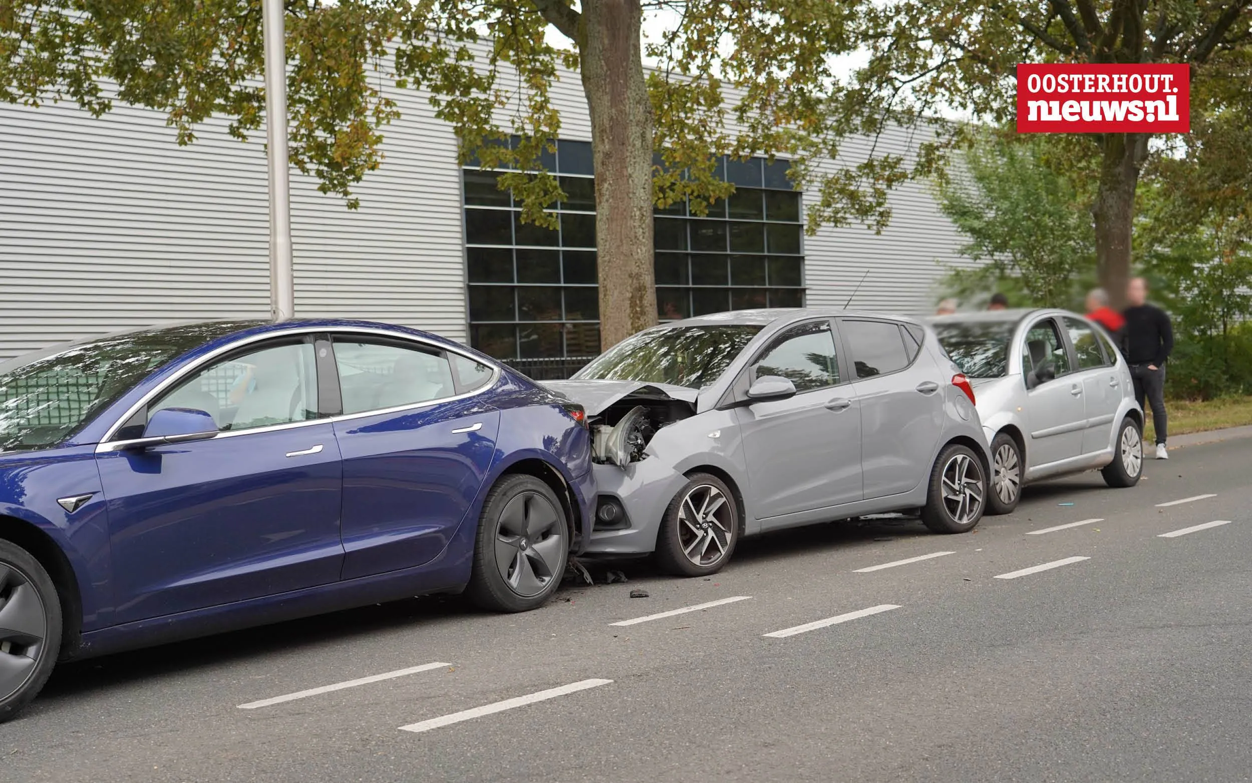 Kop-staartbotsing op Vijf Eikenweg zorgt voor flinke schade en verkeershinder