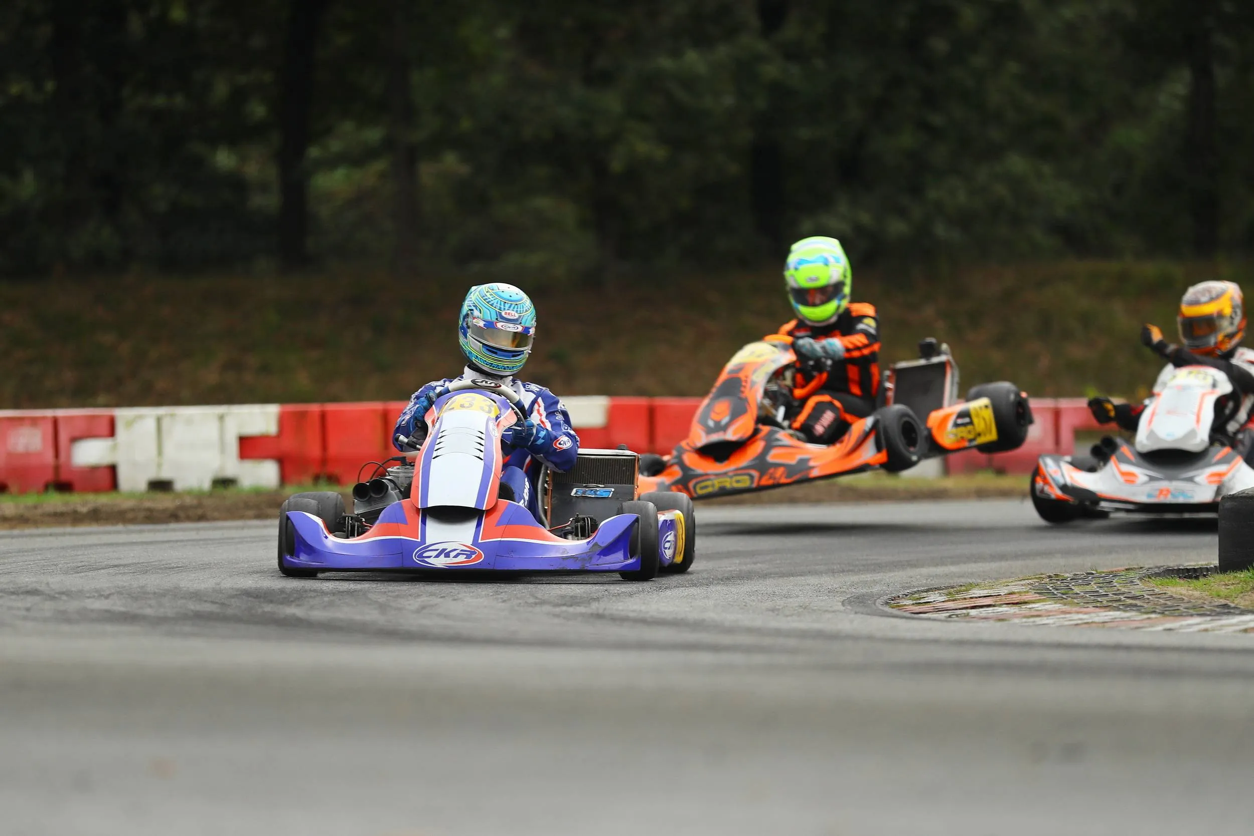 Ryan de Jong naar mooie overwinning terwijl rijders achter hem crashen