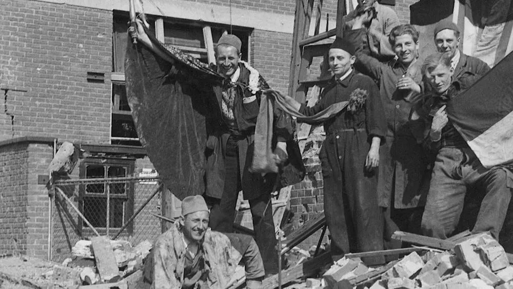 Zanger en Prins Funs van Grinsven vond in 1945 onder het puin van zijn ouderlijk huis zijn prinsenmantel terug BRON Jocus museum