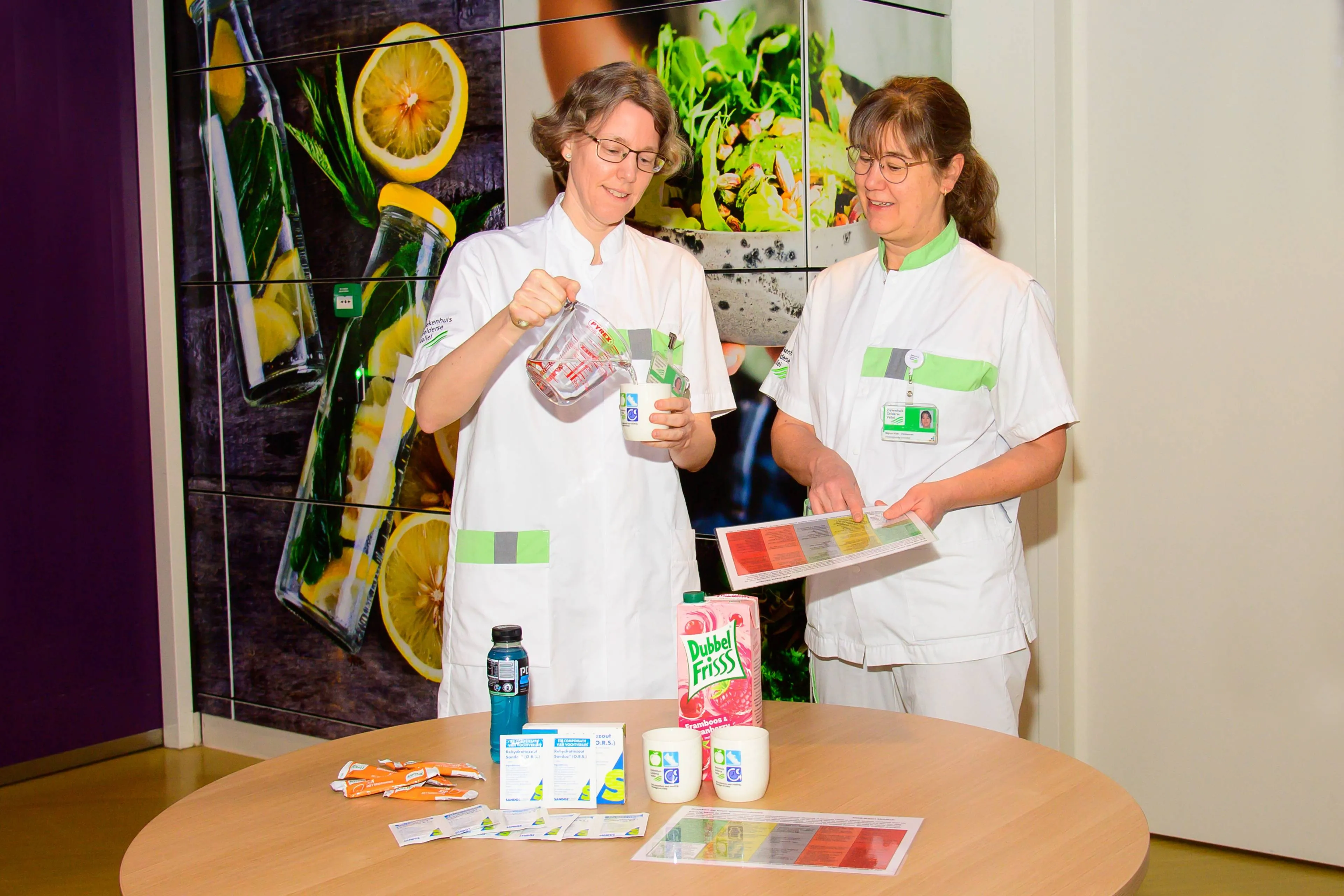 Diëtist Mirjam Holverda (links) en verpleegkundig consulent Sigrun Klok-Vonkeman (rechts)