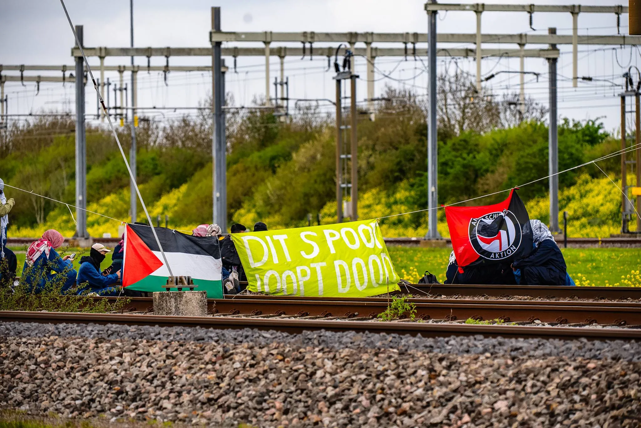 Met video: Activisten blokkeren Betuwelijn. Transport stilgelegd