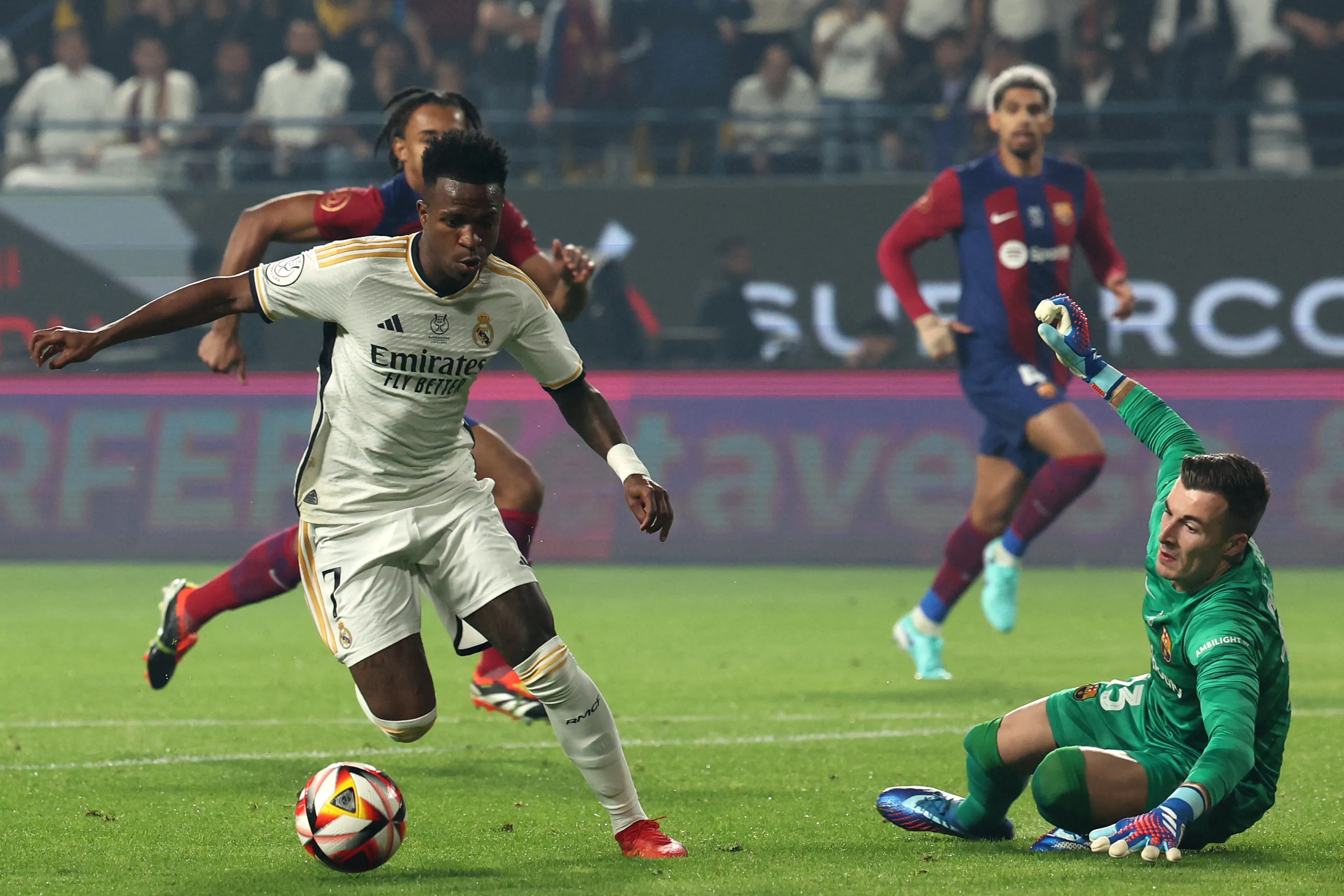 Vinícius sloopt FC Barcelona met drie doelpunten in El Classico