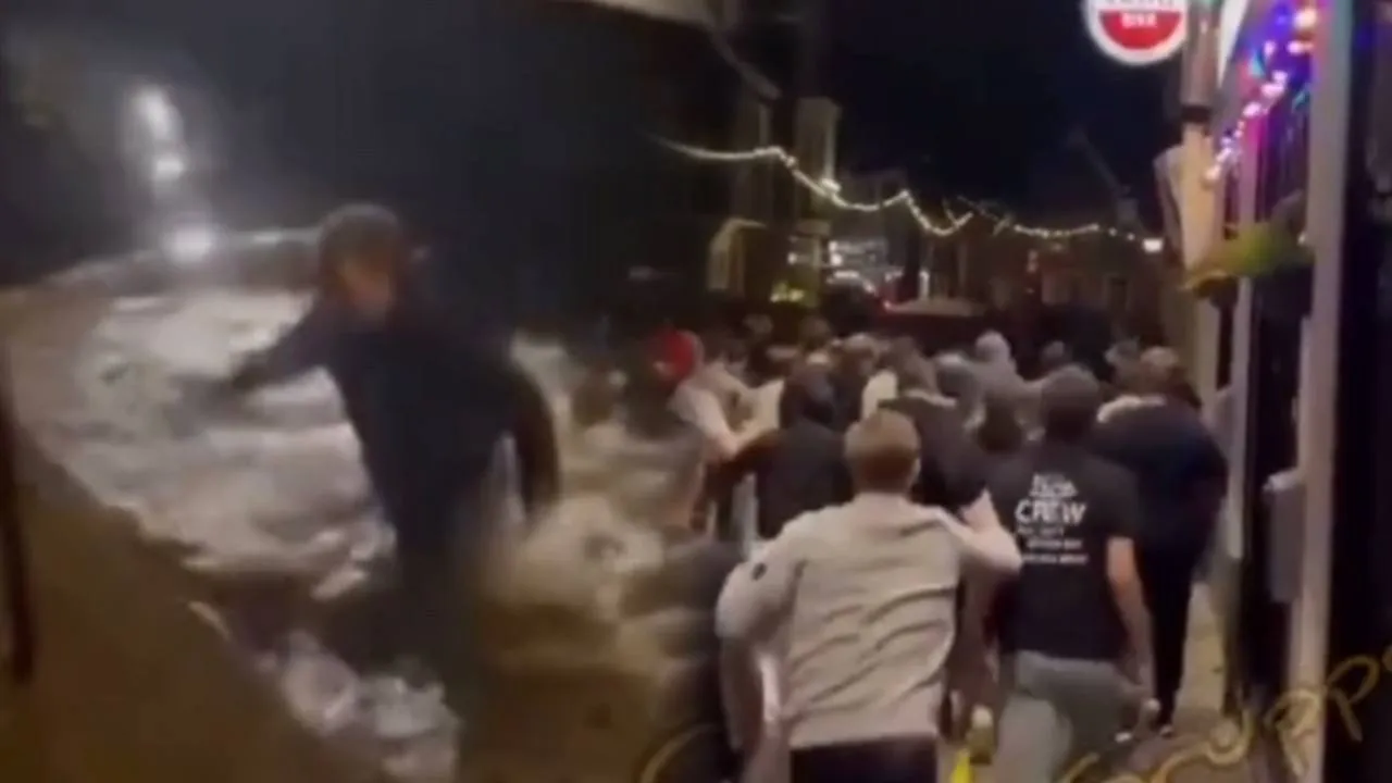 Ruzie tussen hooligans van FC Utrecht en Volendam: fans in water gegooid (VIDEO)
