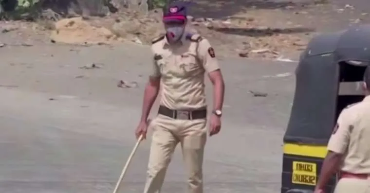 Politie in India deelt geen boetes uit maar klappen (VIDEO)