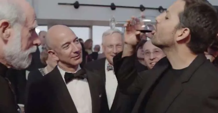Magiër David Blaine eet glas en verbijstert de rijkste man ter wereld, Jeff Bezos (VIDEO)