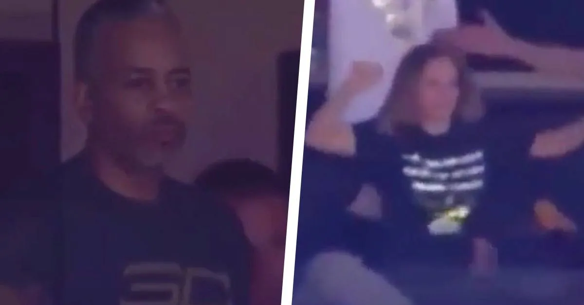 Man schrikt zich rot als hij zijn vrouw betrapt met een ander bij basketballwedstrijd