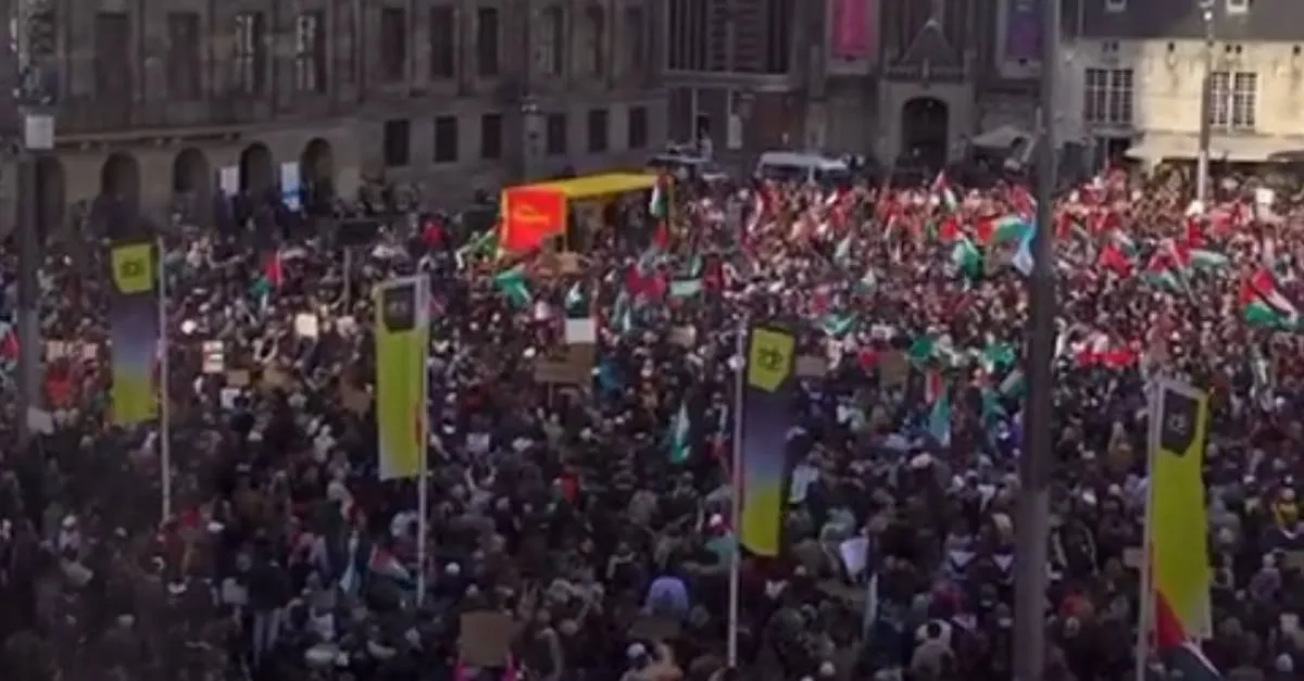 ZIEN: Ruim 10.000 betogers in Amsterdam de straat op voor Palestina (VIDEO)