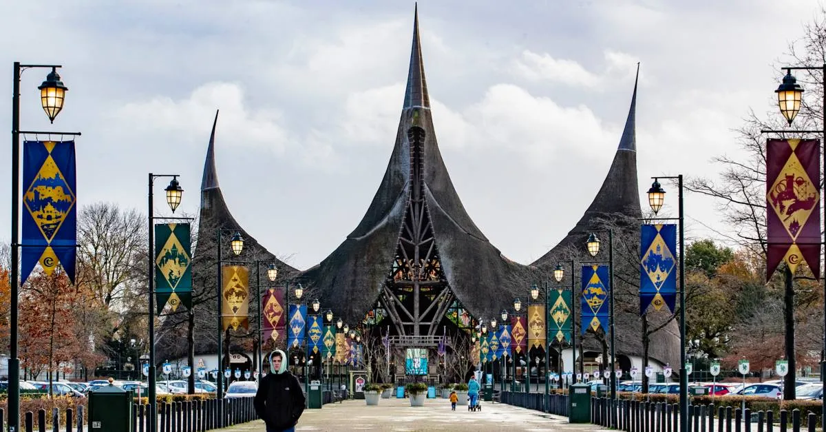 Bezoekers van Efteling zitten een uur(!) lang vast in de Python: 'In de regen en wind'
