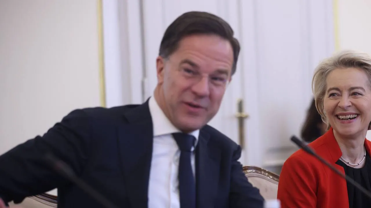 Mark Rutte maakt grote blunder op uitvaart: 'Een aanfluiting' (VIDEO)