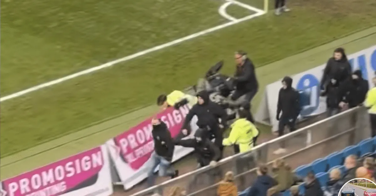 Boze supporters bestormen het veld tijdens Vitesse - Feyenoord (VIDEO)