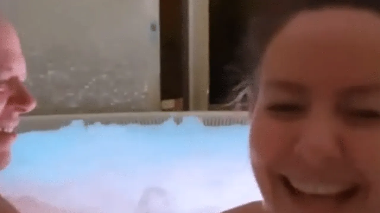 Smerig filmpje van Peter Gillis en vriendin in bubbelbad gelekt (BEELDEN)