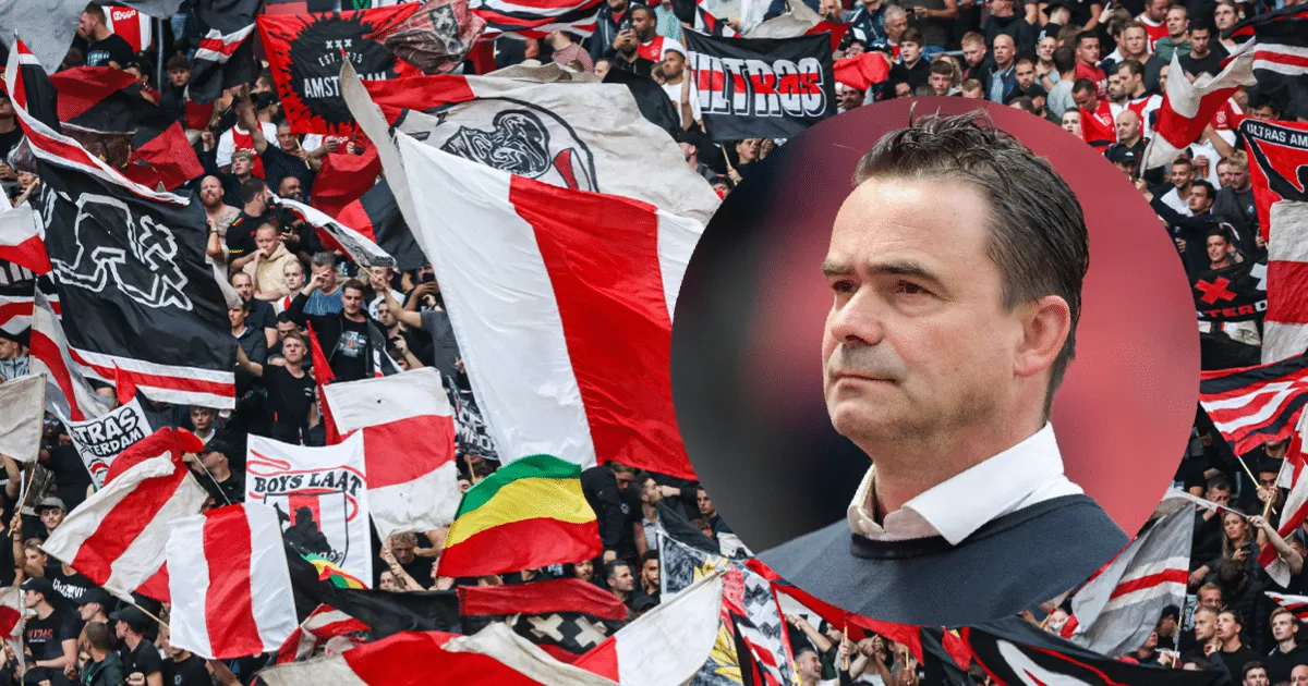 Supporters van Ajax tonen steun tijdens wedstrijd: "Marc Overmars wie kent hem niet, een echte Ajacied" (VIDEO)