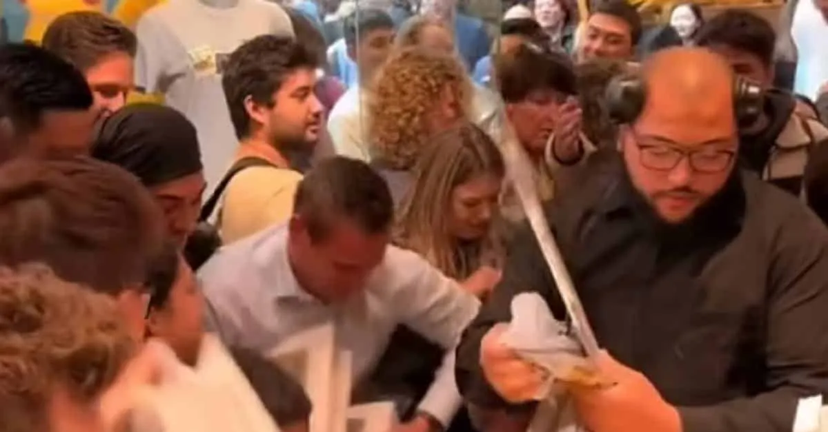 Chaos in Van Gogh museum na samenwerking met Pokémon: "Volwassenen vallen elkaar aan" (VIDEO)