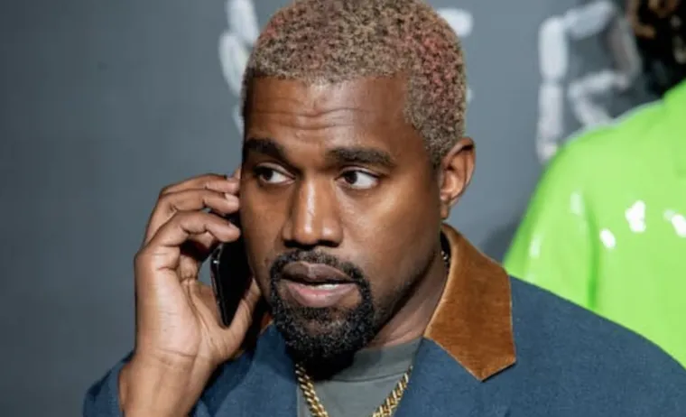 Kanye West draait door en plaatst video waarin hij plast over zijn Grammy (VIDEO)