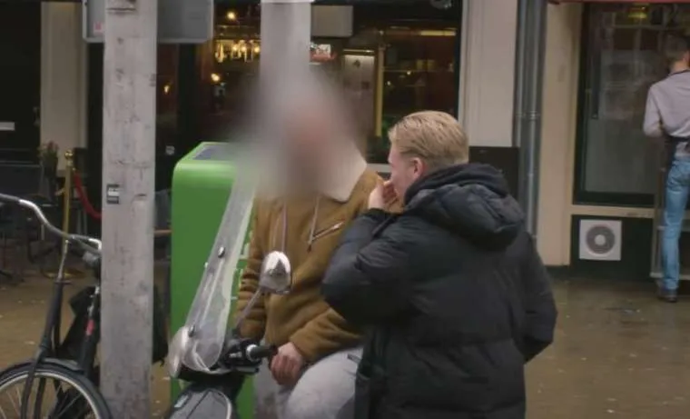 Gierige Gasten betrappen scooterdief op heterdaad: "Je gaat 50 euro pinnen of we gaan naar de politie!" (VIDEO)