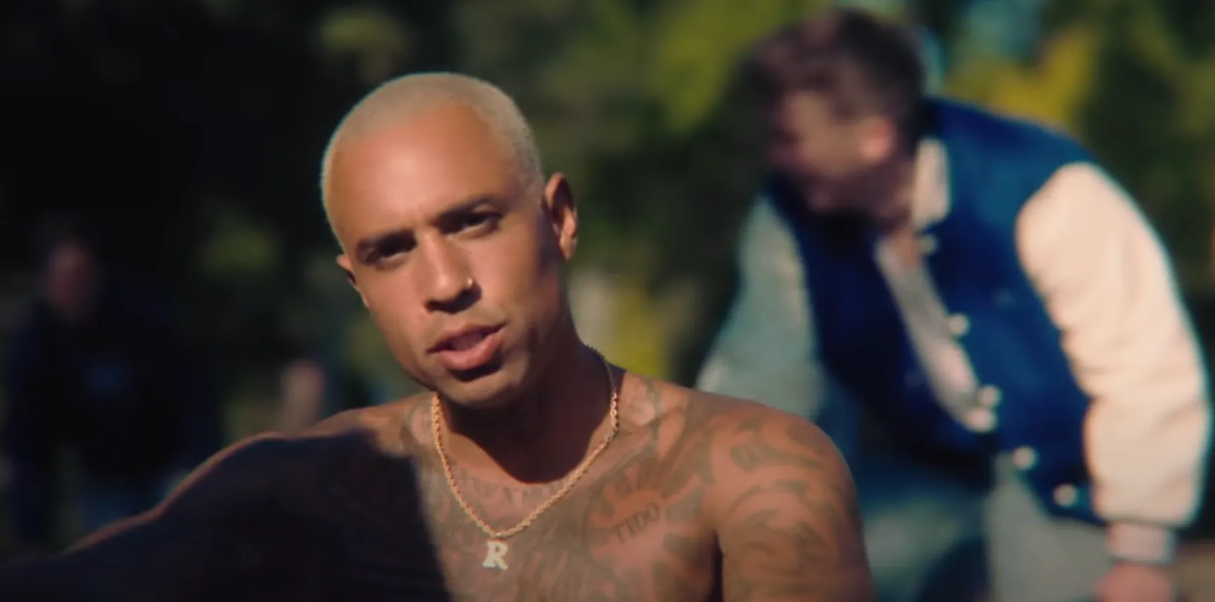 Oeps: Bizzey deelt per ongeluk naaktfoto met manager van villa in Bali (VIDEO)