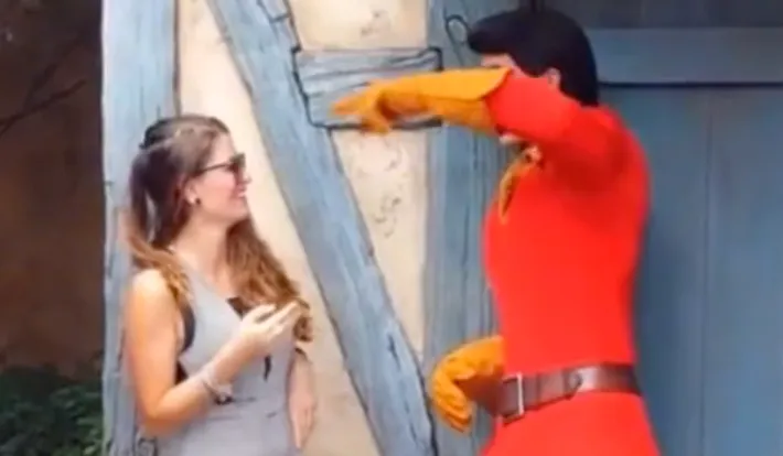 Vrouw betast Disneyland-personage en wordt weggestuurd