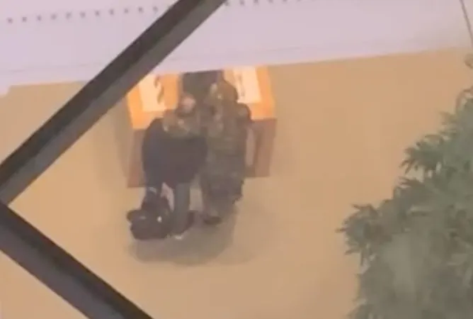 BREAKING: Beelden van binnen in de Apple Store, dader te zien met gegijzelde