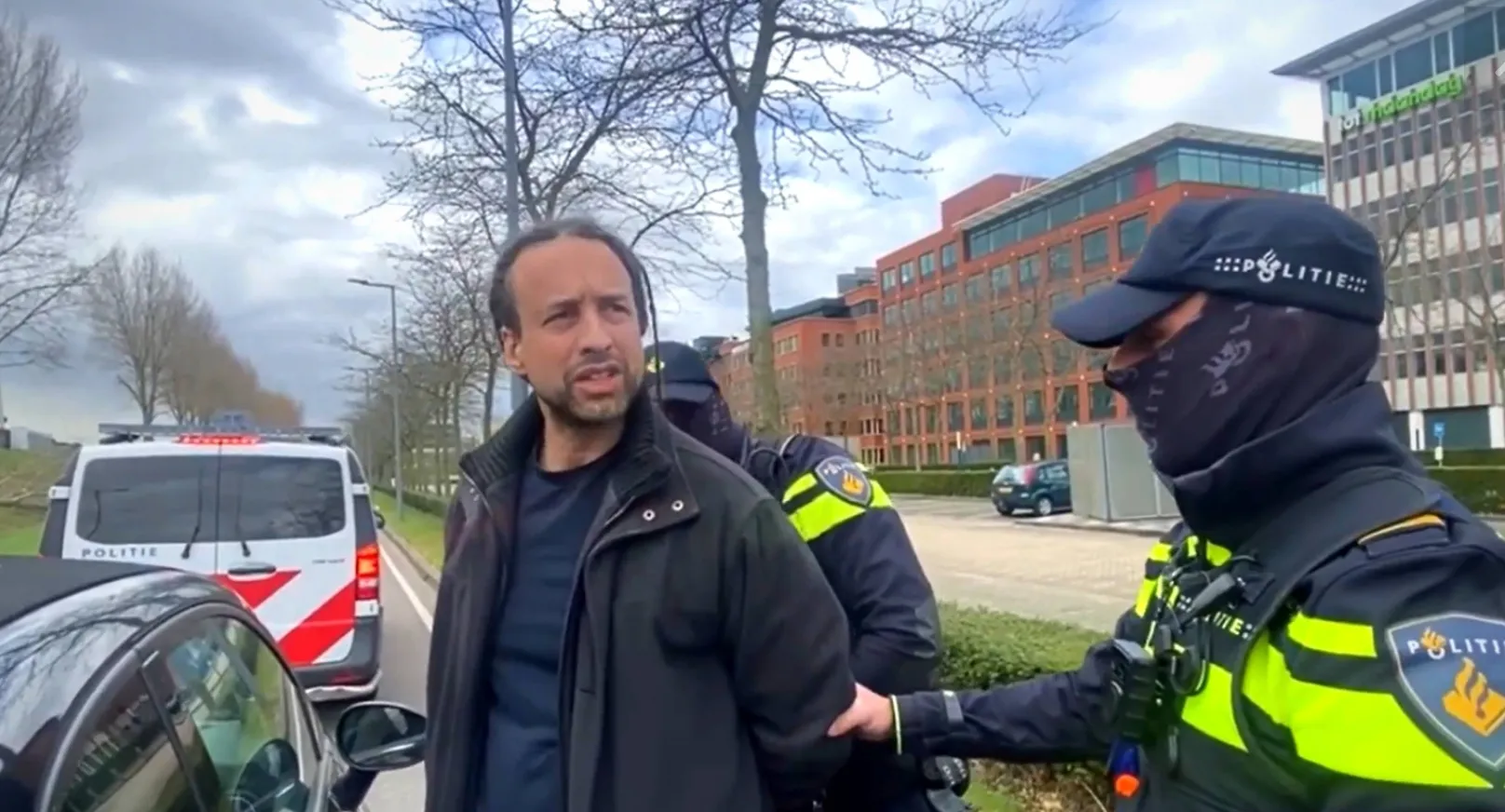 Heftig: Willem Engel opnieuw gearresteerd: "Heb je gezien dat hij zijn hand op pistool had?" (VIDEO)