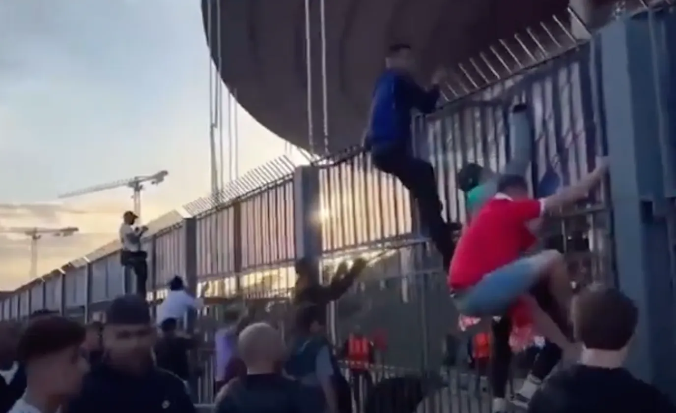 Champions League finale loopt uit de hand: Ticketloze fans bestormen stadion (VIDEO)