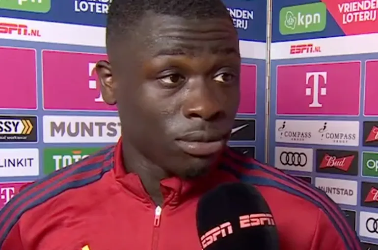 Brobbey reageert op FC Utrecht-fans die 'oerwoud geluiden' maken na goal (VIDEO)