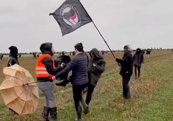 Heftig: Slijptol en cameraman in Duitsland aangevallen door klimaatactivisten (VIDEO)