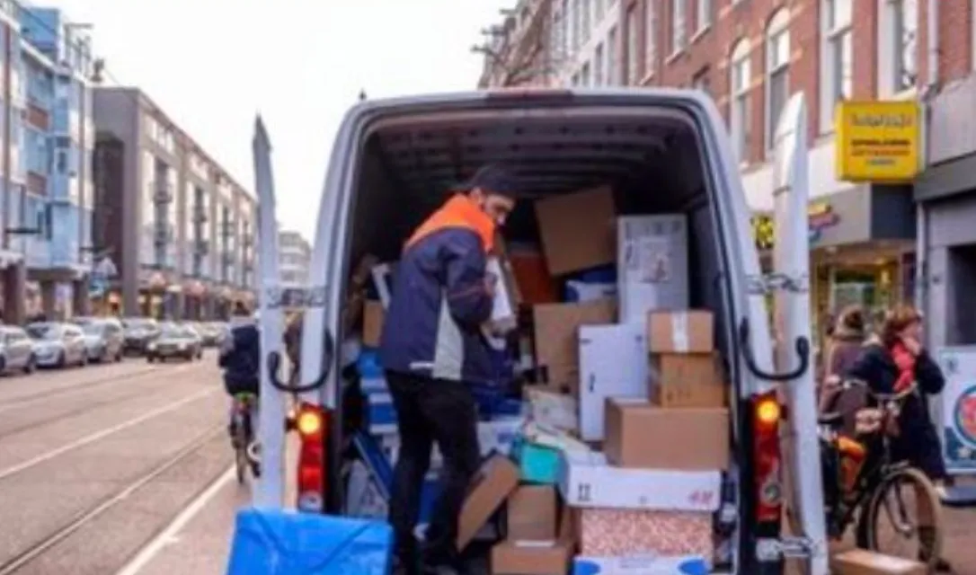 PostNL-bezorger is kritiek zat en haalt uit: "Jullie zijn te dom! Verraders!"