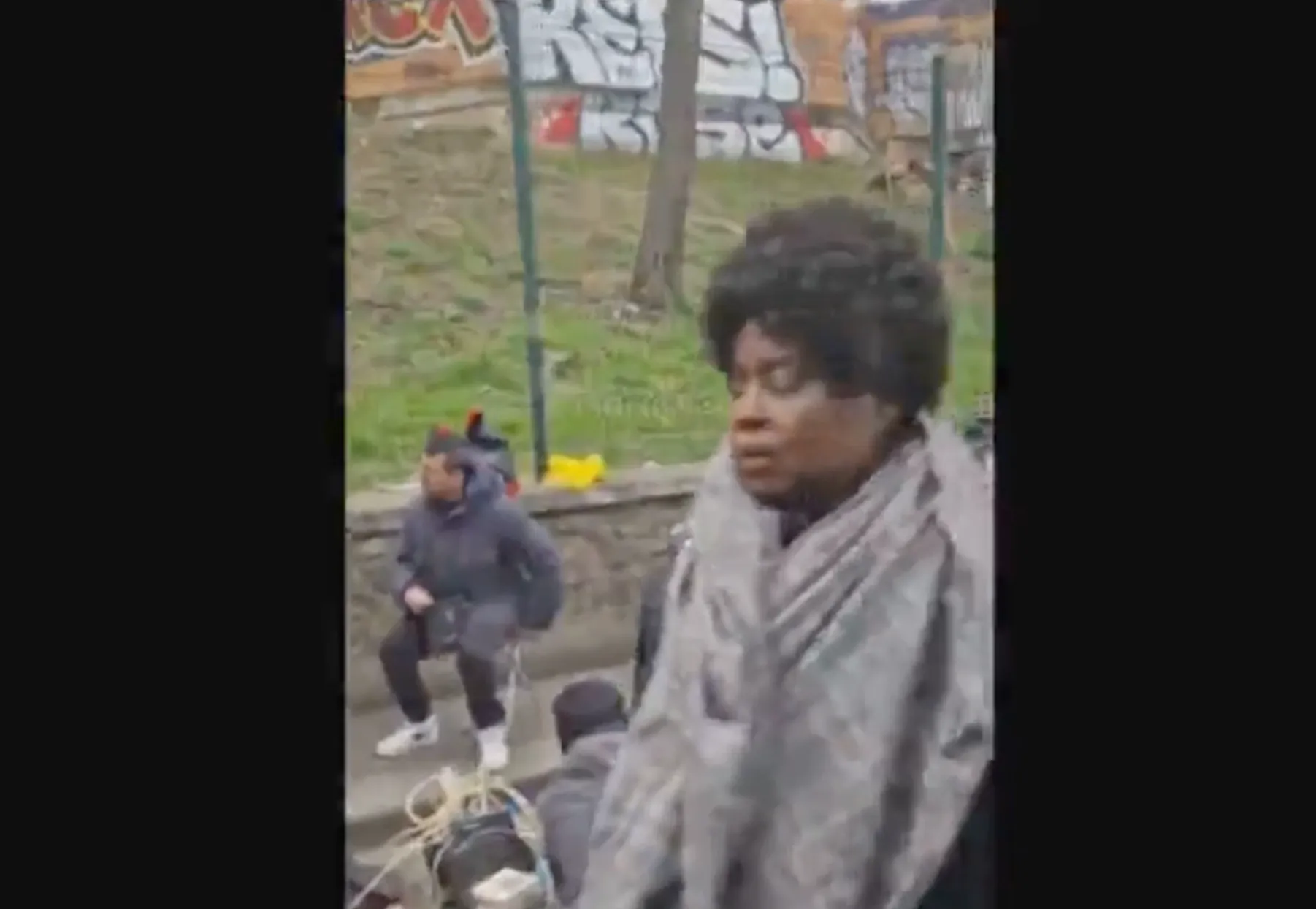 Politie-agenten geschorst na bizarre racistische video: "Dierentuin hier"