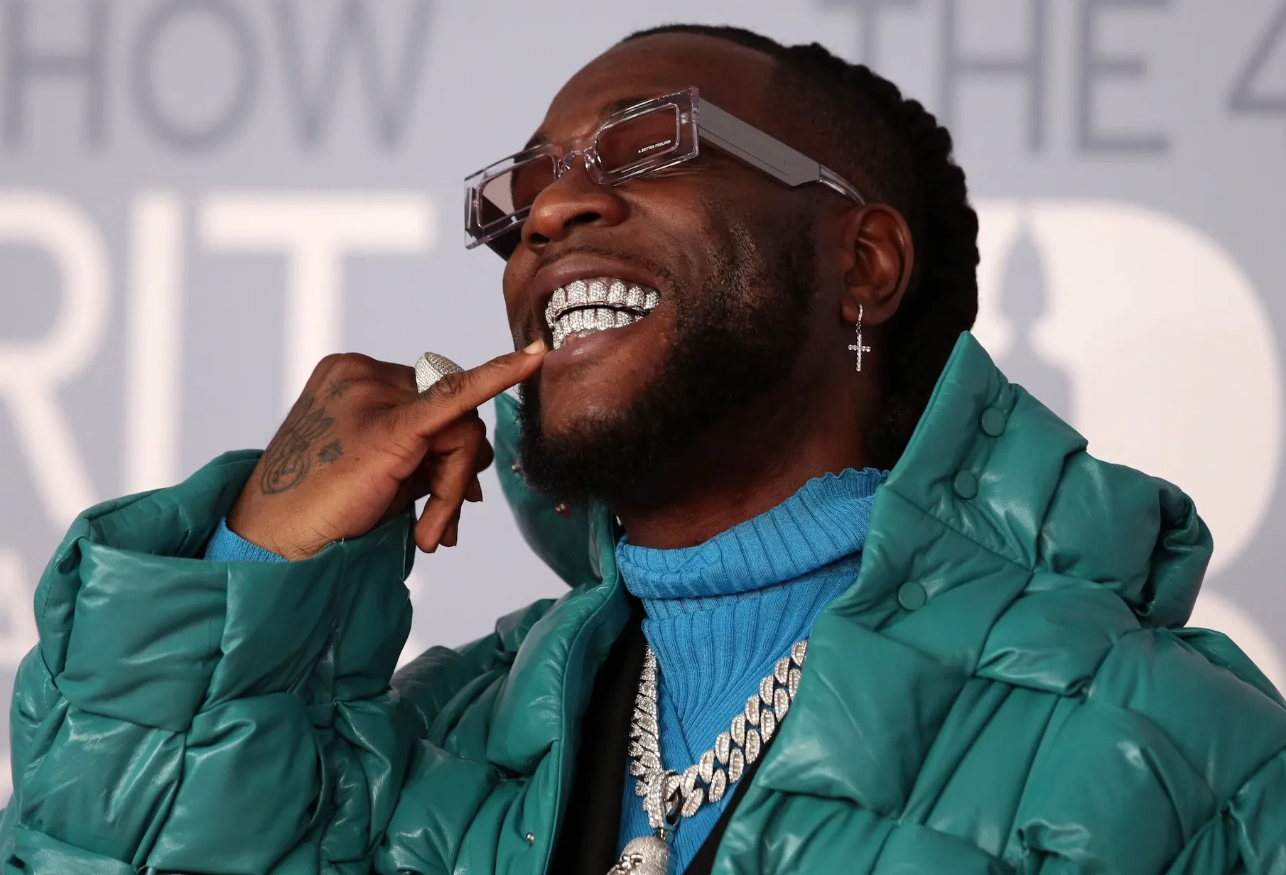 Burna Boy reageert op woedende fans en deelt statement: "Ik werk nooit meer met ze" (FOTO)