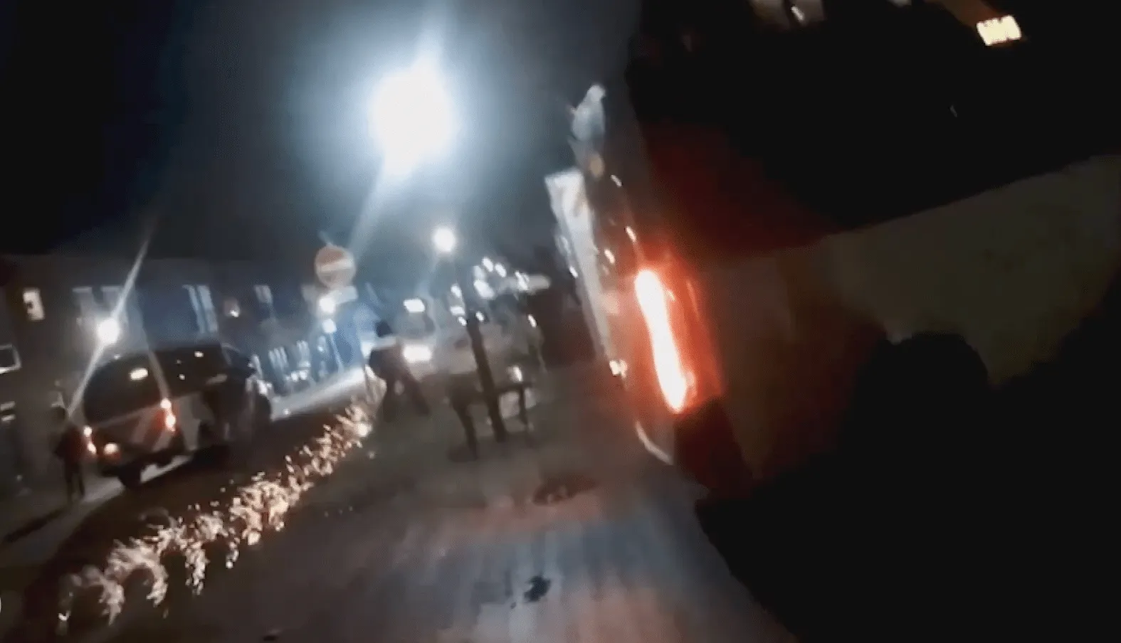Heftig: Politie deelt beelden van bizarre aanval door jongeren met zwaar vuurwerk (VIDEO)