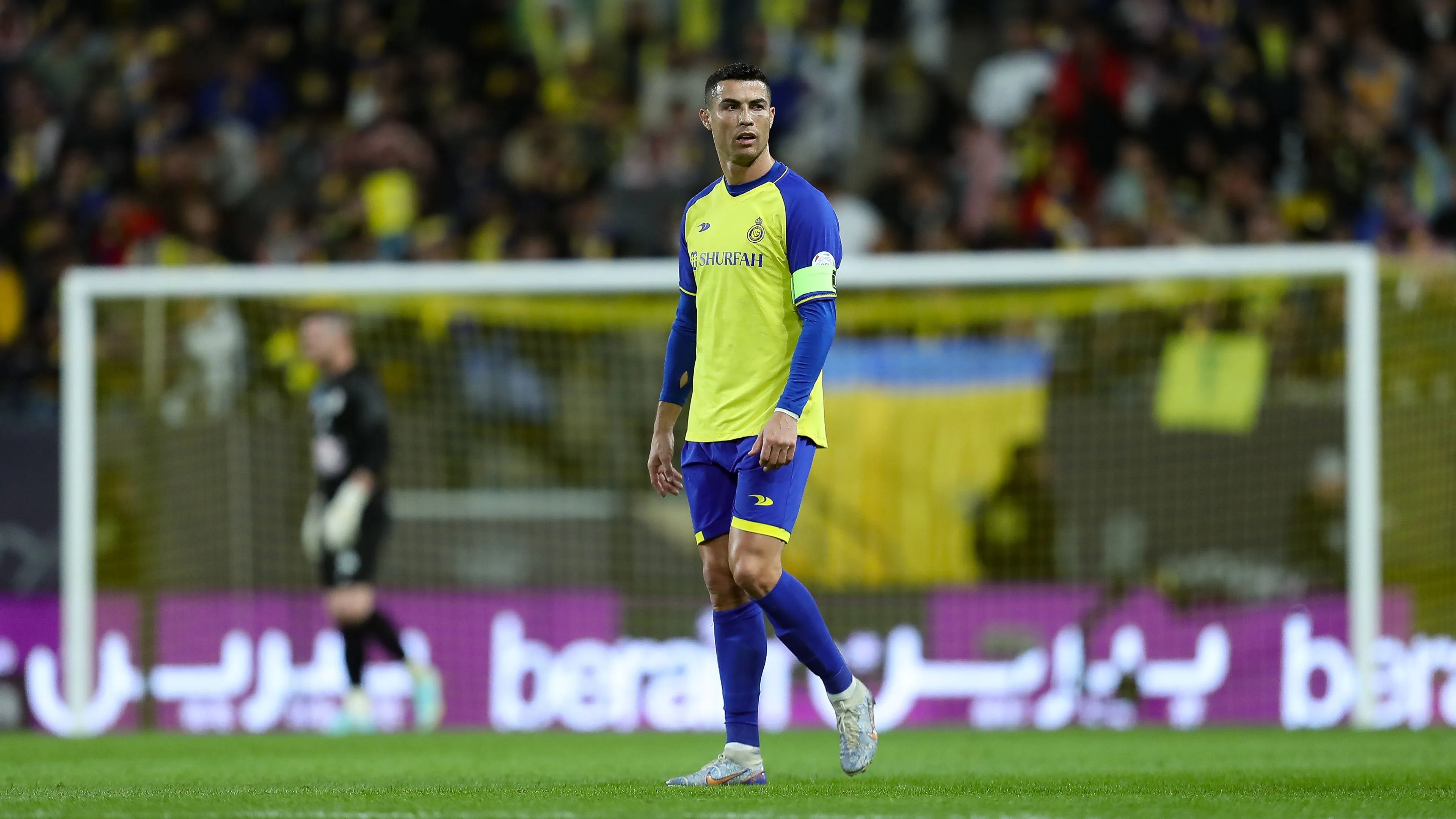 Ronaldo gefilmd tijdens bizarre actie, stopt sjaal tegenstander bij kruis