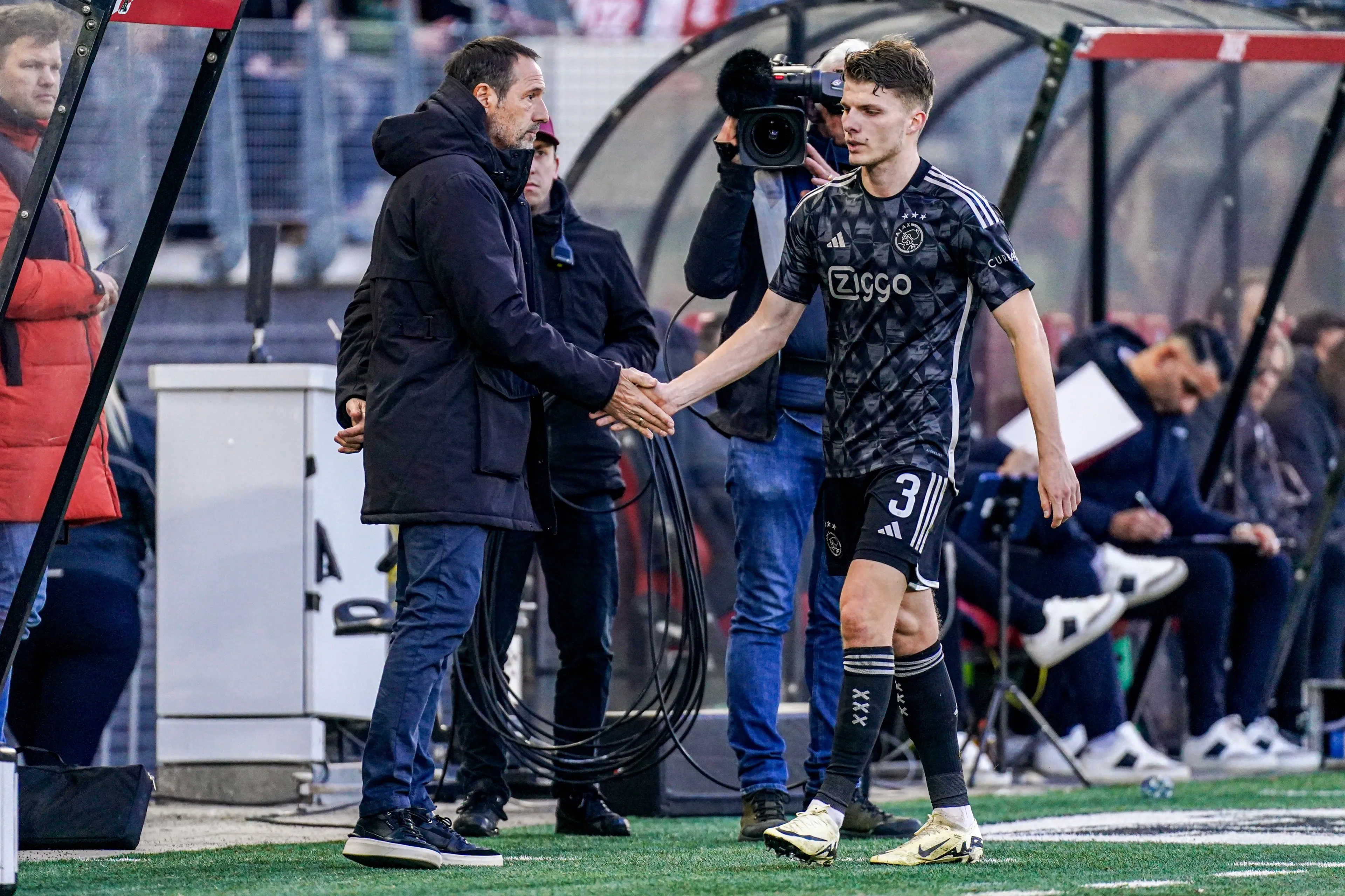 Ajax-speler Anton Gaaei verwijdert Instagram foto's na enorme haat