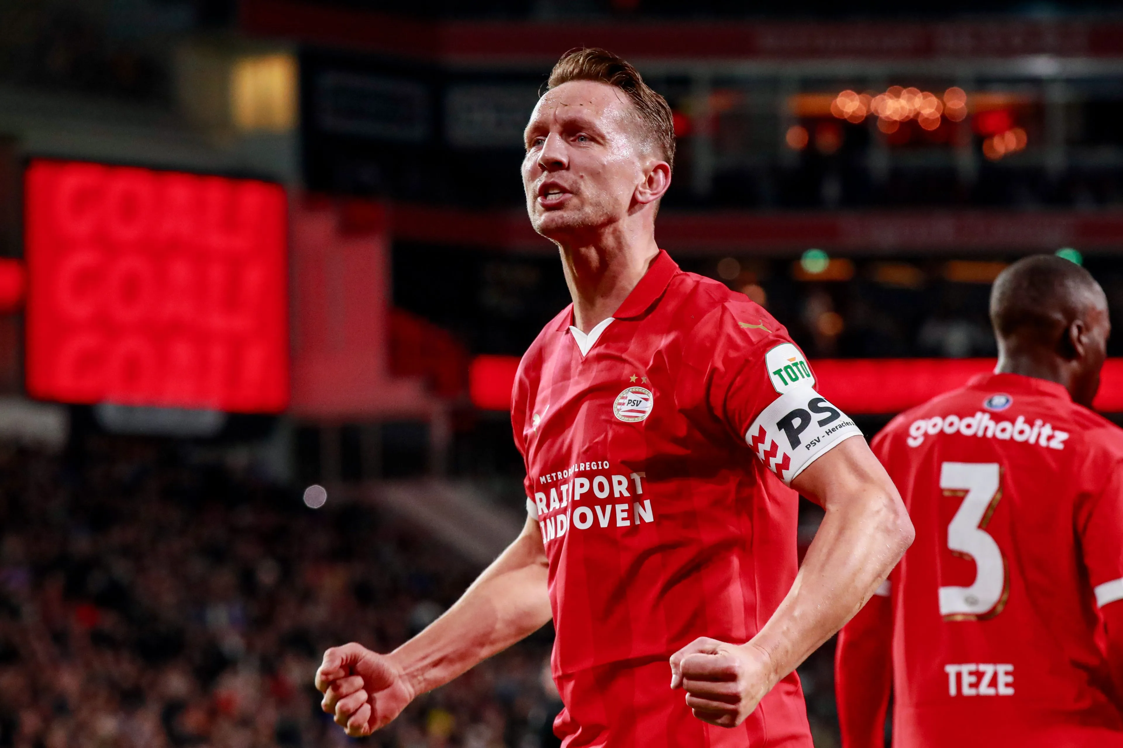 Luuk De Jong snapt rode kaart voor Limbombe van Heracles