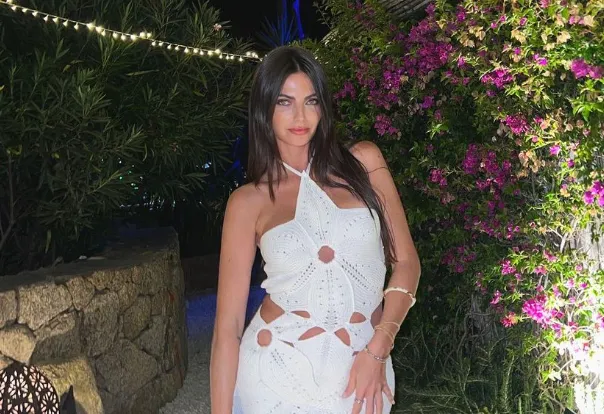 Kelly Piquet (vriendin Max Verstappen) vergeet BH en trekt gewaagde outfit aan op rode loper (BEELDEN)