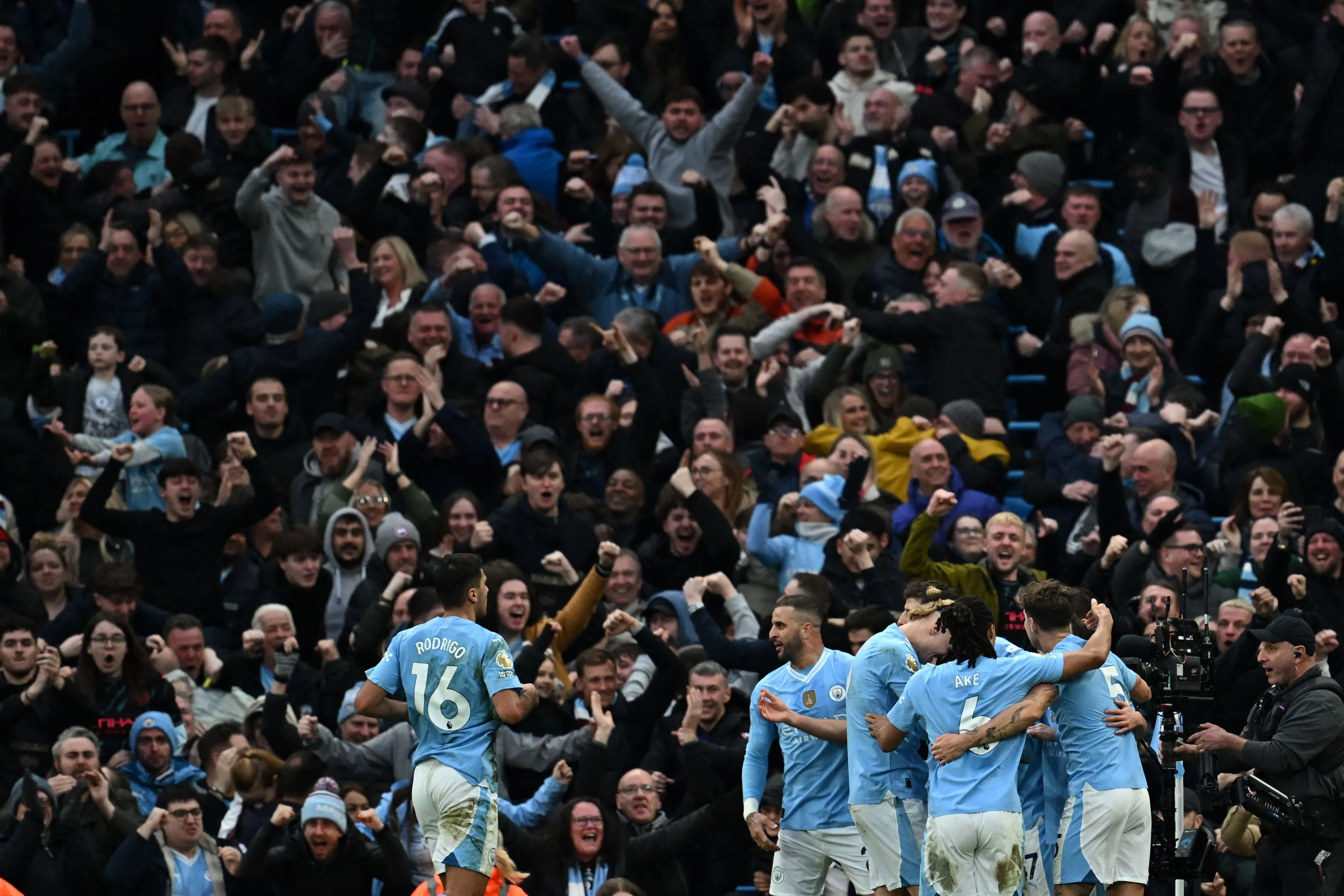 Manchester City wint in spannend duel van Manchester United