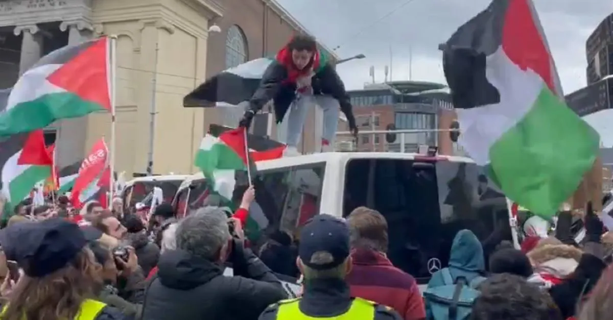 ME grijpt in bij demonstratie Waterlooplein: 'Demonstranten klimmen op politiebusjes'