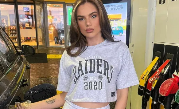 Famke Louise gaat stap verder en knijpt in eigen achterwerk op pikante foto (BEELDEN)