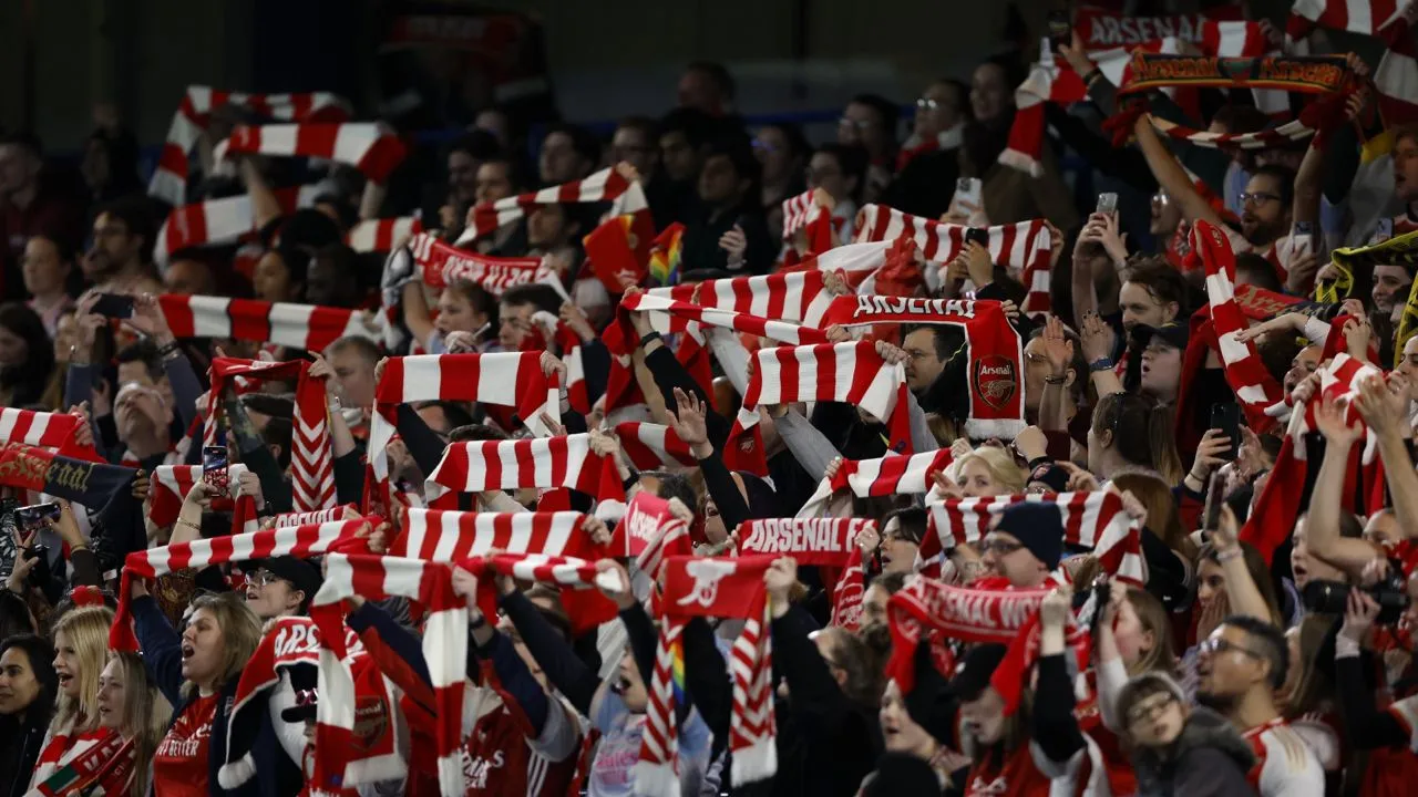 Lange stadionverboden fans Arsenal voor zingen over stadionramp