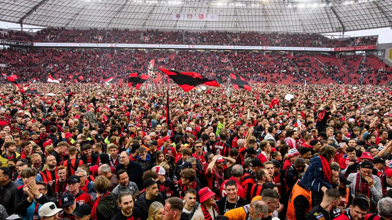 Bayer Leverkusen voor het eerst kampioen, fans bestormen het veld (VIDEO)