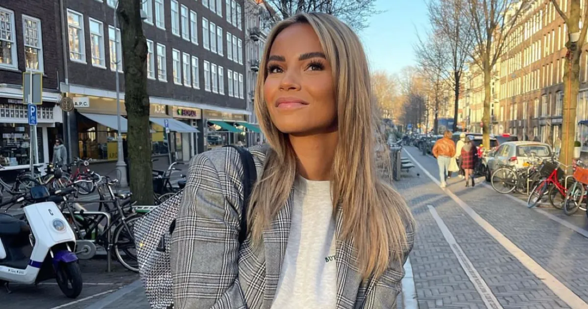 Monica Geuze knuffelend op Schiphol gespot met buitenlandse voetballer (BEELDEN)