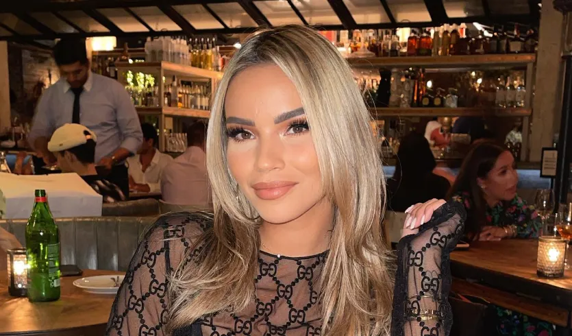 Het is officieel: "Monica Geuze tijdens boodschappen gespot met buitenlandse voetballer en dochter" (FOTO)